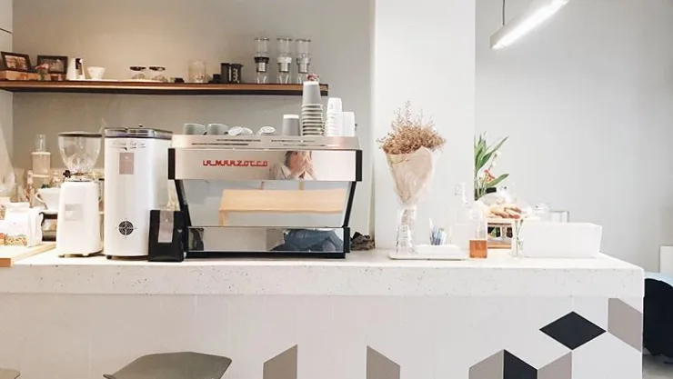 ร้านอาหารสวนเบญจกิติ บรรยากาศคาเฟ่ริมทางเดินใกล้สวนหลังปั่นจักรยานตอนเช้า