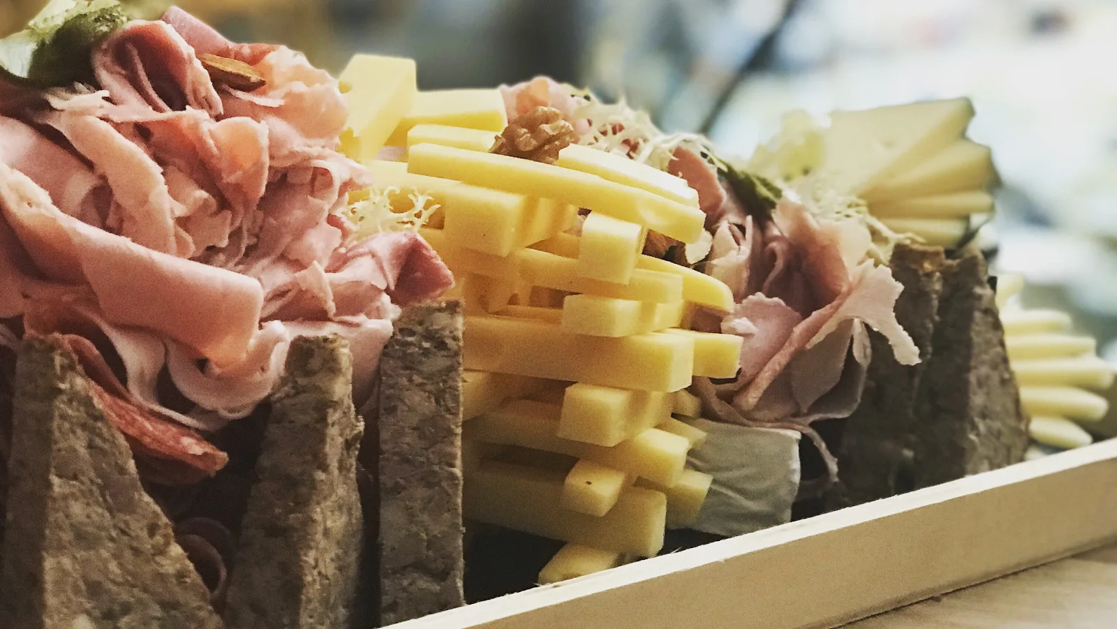 เคาน์เตอร์หอยนางรมและชีสนำเข้าที่ร้าน El Mercado สุขุมวิท 24 ตลาดเดลิยุโรปย่านอโศก